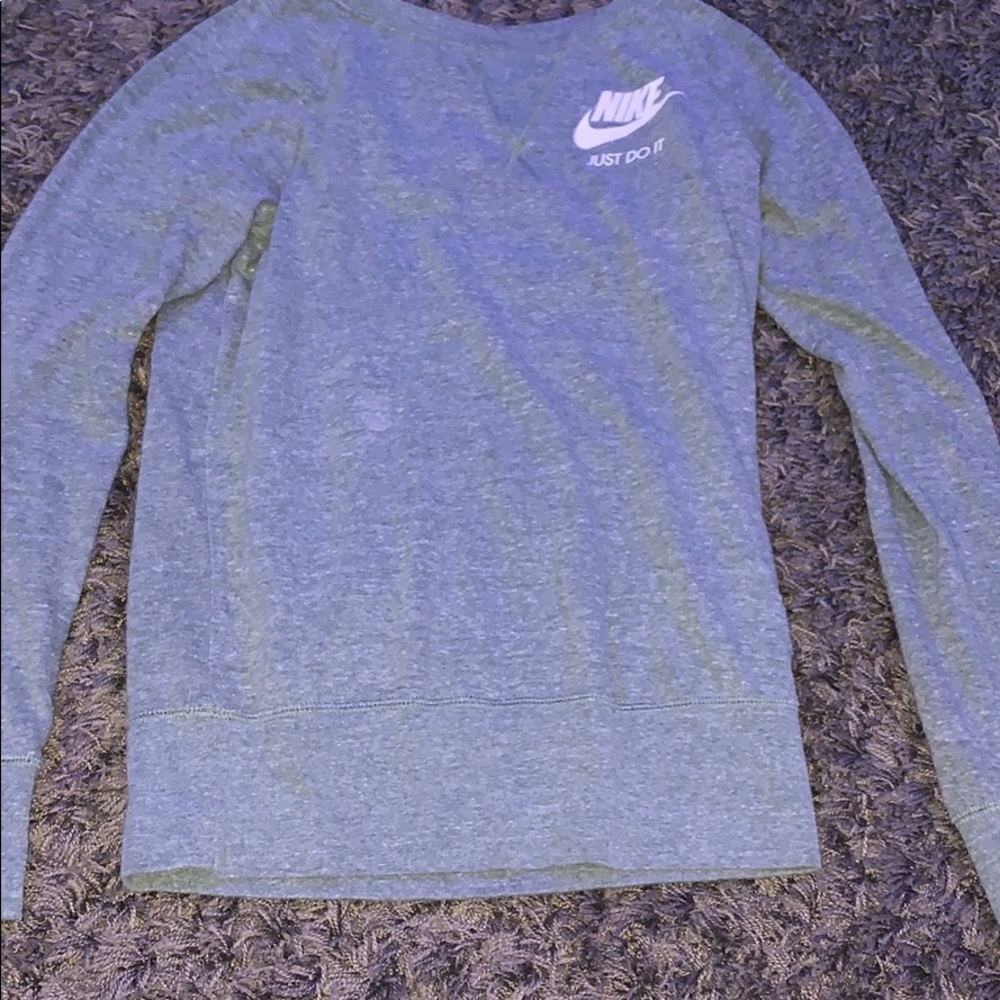 gray nike long sleeve shirt